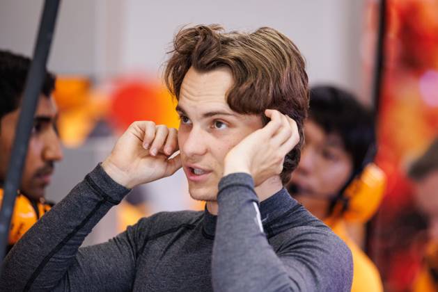October 10, 2026, Singapore, Singapore: Oscar Piastri of Australia and the McLaren Mastercard F1 Team in the garage before the sprint race ahead of the F1 Grand Prix of Singapore at the Marina Bay Street Circuit. Formula 1, Singapore Grand Prix 2026, Saturday Sprint Race - 10 Oct 2026  - ZUMAs197 20261010_aaa_s197_1110 Copyright: xGeorgexHitchensx