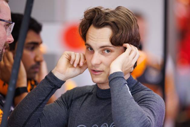 October 10, 2026, Singapore, Singapore: Oscar Piastri of Australia and the McLaren Mastercard F1 Team in the garage before the sprint race ahead of the F1 Grand Prix of Singapore at the Marina Bay Street Circuit. Formula 1, Singapore Grand Prix 2026, Saturday Sprint Race - 10 Oct 2026  - ZUMAs197 20261010_aaa_s197_1111 Copyright: xGeorgexHitchensx
