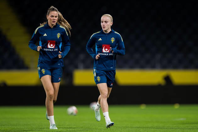 October 12, 2026: Bella Andersson and Anna Sandberg of the Swedish women’s national soccer team during a training session on October 12, 2026 in Stockholm. Photo by Emma Wallskog, BILDBYRAN, code EW JZ0768. soccer, football, soccer, World Cup qualifiers, FIFA Women’s World Cup qualifiers, training, Sweden, women’s soccer, BBENG Copyright: EMMAxWALLSKOG BB261012EW015