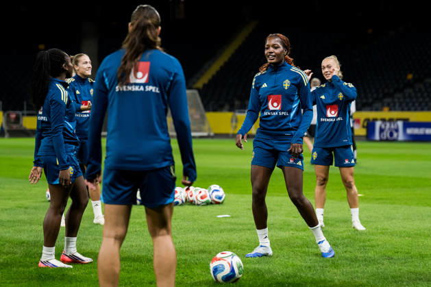 October 12, 2026: Evelyn Ijeh and Hanna Bennison of the Swedish women’s national soccer team during a training session on October 12, 2026 in Stockholm. Photo by Emma Wallskog, BILDBYRAN, code EW JZ0768. soccer, football, soccer, World Cup qualifiers, FIFA Women’s World Cup qualifiers, training, Sweden, women’s soccer Copyright: EMMAxWALLSKOG BB261012EW018