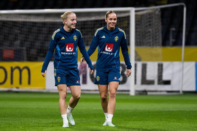 October 12, 2026: Anna Sandberg and Hanna Lundkvist of the Swedish women’s national soccer team during a training session on October 12, 2026 in Stockholm. Photo by Emma Wallskog, BILDBYRAN, code EW JZ0768. soccer, football, soccer, World Cup qualifiers, FIFA Women’s World Cup qualifiers, training, Sweden, women’s soccer, BBENG Copyright: EMMAxWALLSKOG BB261012EW031