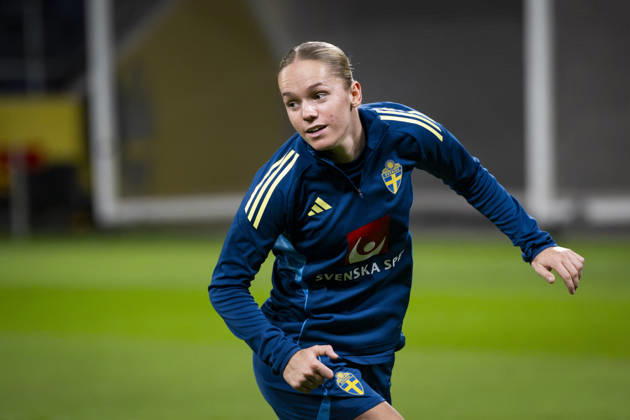 STOCKHOLM, SWEDEN, 20261012 Soccer player Hanna Lundkvist on the field as the Swedish women s national soccer team trains at Friends Arena ahead of the World Cup playoff match against Lithuania STOCKHOLM SWEDEN x10050x  Copyright: xPontusxLundahl TTx INFÖR VM-PLAYOFF SVERIGE-LITAUEN
