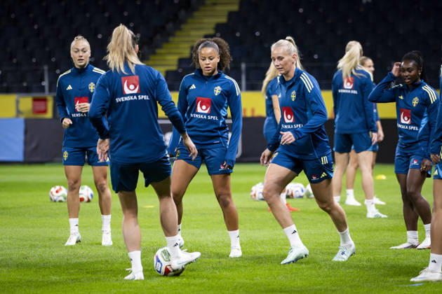 STOCKHOLM, SWEDEN, October 12, 2026 Hanna Benningson, Felicia Schröder, and Stina Blackstenius during today s practice. The Swedish women s national soccer team is practicing at Friends Arena in STOCKHOLM, SWEDEN x10050x  Copyright: xPontusxLundahl TTx INFÖR VM-PLAYOFF SVERIGE-LITAUEN