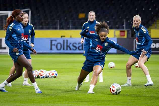 STOCKHOLM, SWEDEN, October 12, 2026 Evelyn Ijeh, Felicia Schröder, and Stina Blackstenius during today s practice. The Swedish women s national soccer team is practicing at Friends Arena in STOCKHOLM, SWEDEN x10050x  Copyright: xPontusxLundahl TTx INFÖR VM-PLAYOFF SVERIGE-LITAUEN