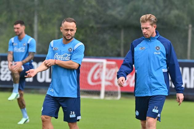 Foto IPP Felice De Martino Castel Volturno (Ce) 12 10 2026 Allenamento Napoli pre gara Champions League con il Villareal Nella foto: Stanislav Lobotka e Kevin De Bruyne Italy Photo Press World Copyright Castel Volturno italy ITALY  Copyright: xR4924_italyphotopressx