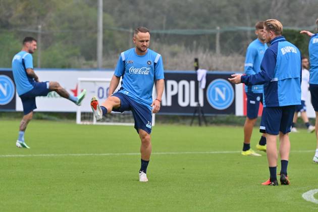 Foto IPP Felice De Martino Castel Volturno (Ce) 12 10 2026 Allenamento Napoli pre gara Champions League con il Villareal Nella foto: Stanislav Lobotka e Kevin De Bruyne Italy Photo Press World Copyright Castel Volturno italy ITALY  Copyright: xR4924_italyphotopressx