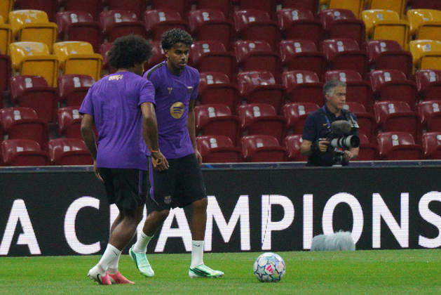 October 12, 2026, Sariyer, Istanbul, Turkey: Karim Adeyemi (L-1) and Lamine Yamal (L-2) during the training day of FC Barcelona, Barca ahead the UEFA Champions League second round, football match against Galatasaray at RAMS Park Stadium in Istanbul, Turkey on October 12, 2026. Sariyer Turkey - ZUMAu194 20261012_zip_u194_018 Copyright: xTolgaxUluturkx