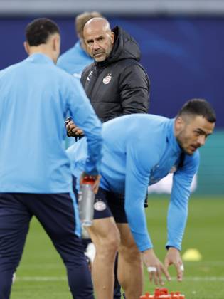 LEIPZIG - (LR) PSV Eindhoven coach Peter Bosz, Filip Kostic of PSV Eindhoven during a training session ahead of the UEFA Champions League match between RB Leipzig and PSV Eindhoven at the RB Arena on October 12, 2026 in Leipzig, Germany. MAURICE VAN STEEN ANP xVIxANPxSportx xxANPxIVx 572250677 originalFilename: 572250677