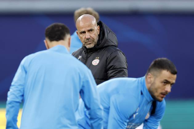 LEIPZIG - (LR) PSV Eindhoven coach Peter Bosz, Filip Kostic of PSV Eindhoven during a training session ahead of the UEFA Champions League match between RB Leipzig and PSV Eindhoven at the RB Arena on October 12, 2026 in Leipzig, Germany. MAURICE VAN STEEN ANP xVIxANPxSportx xxANPxIVx 572250678 originalFilename: 572250678