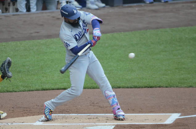 Los Angeles Dodgers Teoscar Hernandez (37) hits a sacrifice fly against the Milwaukee Brewers in the first inning in game two of the MLB, Baseball Herren, USA National League Championship Series at American Family Field in Milwaukee, Wisconsin, on Monday, October 12, 2026.  MIL20261012702 TANNENxMAURY