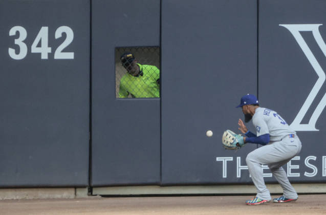 Los Angeles Dodgers left fielder Teoscar Hernandez (37) fields a double by Milwaukee Brewers Brice Turang in the first inning in game two of the MLB, Baseball Herren, USA National League Championship Series at American Family Field in Milwaukee, Wisconsin, on Monday, October 12, 2026.  MIL20261012705 TANNENxMAURY