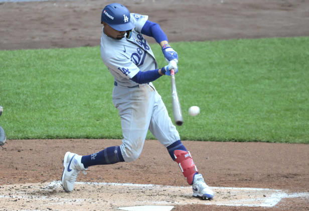 Los Angeles Dodgers Mookie Betts (50) hits a single against the Milwaukee Brewers in the third inning in game two of the MLB, Baseball Herren, USA National League Championship Series at American Family Field in Milwaukee, Wisconsin, on Monday, October 12, 2026.  MIL20261012710 TANNENxMAURY