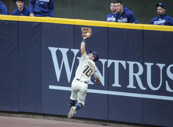 Milwaukee Brewers right fielder Sal Frelick (10) catches a long fly from Los Angeles Dodgers Freddie Freeman in the third inning in game two of the MLB, Baseball Herren, USA National League Championship Series at American Family Field in Milwaukee, Wisconsin, on Monday, October 12, 2026.  MIL20261012711 TANNENxMAURY