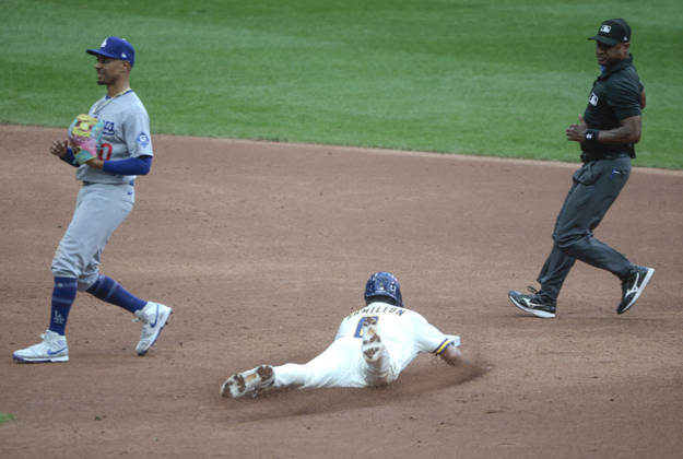 Milwaukee Brewers David Hamilton (6) steals second base against the Los Angeles Dodgers in the third inning in game two of the MLB, Baseball Herren, USA National League Championship Series at American Family Field in Milwaukee, Wisconsin, on Monday, October 12, 2026.  MIL20261012712 TANNENxMAURY
