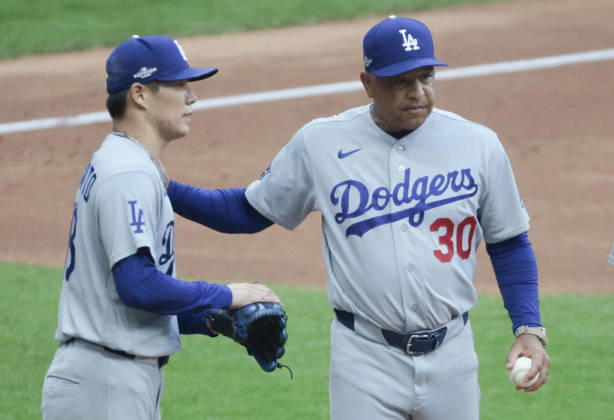 Los Angeles Dodgers manager Dave Roberts (30) takes pitcher Yoshinobu Yamamoto (18) out of the game in the third inning against the Milwaukee Brewers in game two of the MLB, Baseball Herren, USA National League Championship Series at American Family Field in Milwaukee, Wisconsin, on Monday, October 12, 2026.  MIL20261012716 TANNENxMAURY