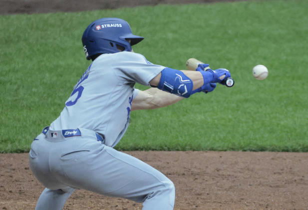Los Angeles Dodgers Tommy Edman makes a sacrifice bunt against the Milwaukee Brewers in the fifth inning in game two of the MLB, Baseball Herren, USA National League Championship Series at American Family Field in Milwaukee, Wisconsin, on Monday, October 12, 2026.  MIL20261012722 TANNENxMAURY