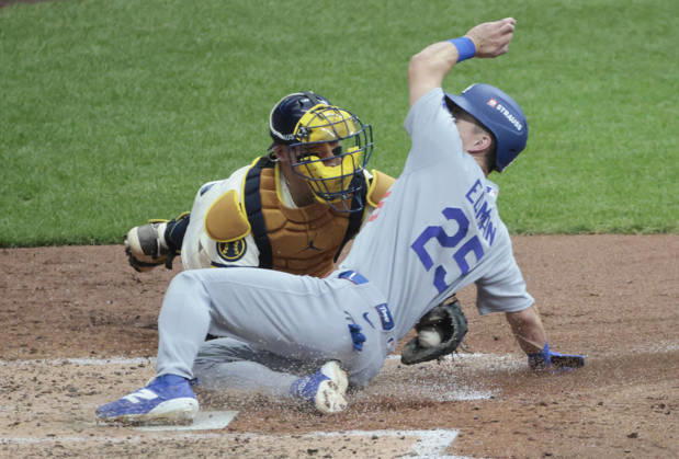 Los Angeles Dodgers Tommy Edman (25) slides safely past Milwaukee Brewers catcher William Contreras (24) to score on a sacrifice fly by Dodger Freddie Freeman in the fifth inning in game two of the MLB, Baseball Herren, USA National League Championship Series at American Family Field in Milwaukee, Wisconsin, on Monday, October 12, 2026.  MIL20261012724 TANNENxMAURY