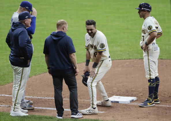 Milwaukee Brewers David Hamilton (6) talks to a trainer as he stands on first base after being hit by a pitch from Los Angeles Dodgers pitcher Brock Stewart in the sixth inning in game two of the MLB, Baseball Herren, USA National League Championship Series at American Family Field in Milwaukee, Wisconsin, on Monday, October 12, 2026.  MIL20261012732 TANNENxMAURY