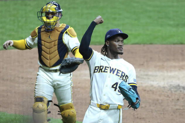 Milwaukee Brewers pitcher Abner Uribe (45) reacts as he leaves the field against the Los Angeles Dodgers in the seventh inning in game two of the MLB, Baseball Herren, USA National League Championship Series at American Family Field in Milwaukee, Wisconsin, on Monday, October 12, 2026.  MIL20261012736 TANNENxMAURY