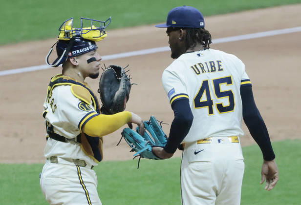 Milwaukee Brewers pitcher Abner Uribe (45) talks to catcher William Contreras (24) as he throws against the Los Angeles Dodgers in the seventh inning in game two of the MLB, Baseball Herren, USA National League Championship Series at American Family Field in Milwaukee, Wisconsin, on Monday, October 12, 2026.  MIL20261012737 TANNENxMAURY
