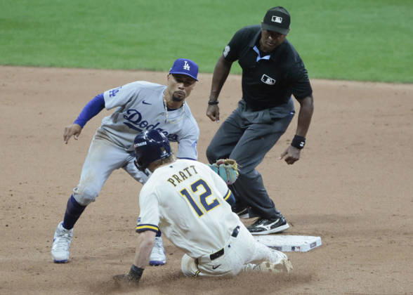 Milwaukee Brewers Cooper Pratt (12) is tagged out stealing second by Los Angeles Dodgers shortstop Mookie Betts (50) in the seventh inning in game two of the MLB, Baseball Herren, USA National League Championship Series at American Family Field in Milwaukee, Wisconsin, on Monday, October 12, 2026.  MIL20261012739 TANNENxMAURY
