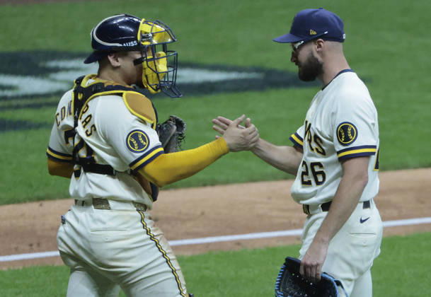 Milwaukee Brewers closing pitcher Aaron Ashby (26) celebrates with catcher William Contreras (24) after the Brewers defeated the Los Angeles Dodgers 7-4 in game two of the MLB, Baseball Herren, USA National League Championship Series at American Family Field in Milwaukee, Wisconsin, on Monday, October 12, 2026. The Brewers have a 2-0 lead in the best-of-seven series.  MIL20261012747 TANNENxMAURY