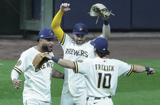 Milwaukee Brewers outfielders Jackson Chourio, Garrett Mitchell and Sal Frelick celebrate after the Brewers defeated the Los Angeles Dodgers 7-4 in game two of the MLB, Baseball Herren, USA National League Championship Series at American Family Field in Milwaukee, Wisconsin, on Monday, October 12, 2026. The Brewers have a 2-0 lead in the best-of-seven series.  MIL20261012748 TANNENxMAURY