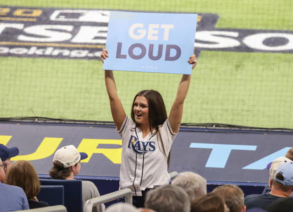 A Tampa Bay Ray cheerleader gets the crowd pumped up as the Rays play the Cleveland Guardians in game one of the MLB, Baseball Herren, USA American League Championship Series playoff at Raymond James Stadium in Tampa, Florida, on Monday, October 12, 2026.  TPB20261012709 GARYxBOGDON