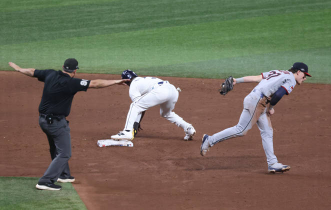 Tampa Bay Rays Cedric Mullins (31) safely steals second past Cleveland Guardians second baseman Travis Bazzana (37) in the sixth inning in game one of the MLB, Baseball Herren, USA American League Championship Series playoff at Raymond James Stadium in Tampa, Florida, on Monday, October 12, 2026.  TPB20261012712 GARYxBOGDON