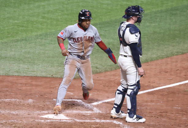 Cleveland Guardians Jose Ramirez (11) scores on a two-rbi single by Nathaniel Lowe against the Tampa Bay Rays in the eighth inning in game one of the MLB, Baseball Herren, USA American League Championship Series playoff at Raymond James Stadium in Tampa, Florida, on Monday, October 12, 2026.  TPB20261012715 GARYxBOGDON