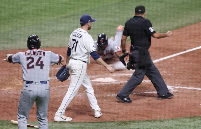 Cleveland Guardians Jose Ramirez (11) scores against the Tampa Bay Rays on a double by Jo Adell in the ninth inning in game one of the MLB, Baseball Herren, USA American League Championship Series playoff at Raymond James Stadium in Tampa, Florida, on Monday, October 12, 2026.  TPB20261012717 GARYxBOGDON