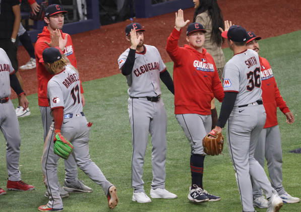 Cleveland Guardians players celebrate with closing pitcher Cade Smith (36) after the Guardians defeated the Tampa Bay Rays 7-3 in game one of the MLB, Baseball Herren, USA American League Championship Series playoff at Raymond James Stadium in Tampa, Florida, on Monday, October 12, 2026.  TPB20261012718 GARYxBOGDON