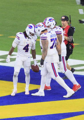 October 12, 2026, Inglewood, California, USA: 4 James Cook III, RB of the Buffalo Bills celebrates his touchdown during their regular NFL, American Football Herren, USA season game against the Los Angeles Rams on Monday October 12, 2026 at SoFi Stadium in Inglewood, California. ARIANA RUIZ PI Rams Vs. Bills  - ZUMAp124 20261012_zaa_p124_033 Copyright: xArianaxRuizx
