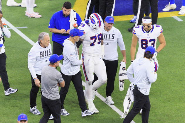 October 12, 2026, Inglewood, California, USA: 79 Spencer Brown, OT of the Buffalo Bills walks off the field after an injury during their regular NFL, American Football Herren, USA season game against the Los Angeles Rams on Monday October 12, 2026 at SoFi Stadium in Inglewood, California. ARIANA RUIZ PI Rams Vs. Bills  - ZUMAp124 20261012_zaa_p124_034 Copyright: xArianaxRuizx