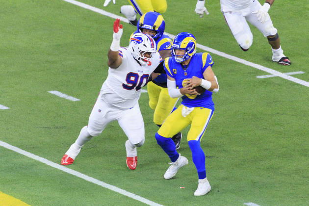 October 12, 2026, Inglewood, California, USA: 9 Matthew Stafford, QB of the Los Angeles Rams gets sacked by 90 DeWayne Carter, DT of the Buffalo Bills during their regular NFL, American Football Herren, USA season game on Monday October 12, 2026 at SoFi Stadium in Inglewood, California. ARIANA RUIZ PI Inglewood USA - ZUMAp124 20261012_zaa_p124_026 Copyright: xArianaxRuizx