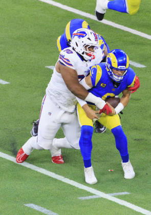 October 12, 2026, Inglewood, California, USA: 9 Matthew Stafford, QB of the Los Angeles Rams gets sacked by 90 DeWayne Carter, DT of the Buffalo Bills during their regular NFL, American Football Herren, USA season game on Monday October 12, 2026 at SoFi Stadium in Inglewood, California. ARIANA RUIZ PI Inglewood USA - ZUMAp124 20261012_zaa_p124_031 Copyright: xArianaxRuizx