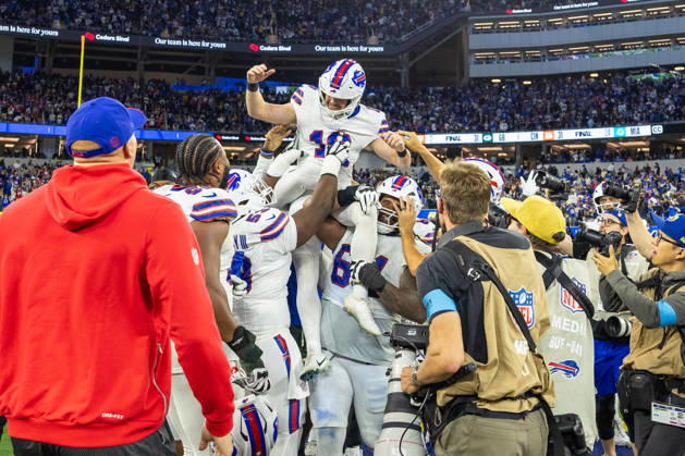 INGLEWOOD, CA - OCTOBER 12: Tyler Bass 16 of the Buffalo Bills is carried on his teammates shoulders after kicking the game winning field goal in overtime of an NFL, American Football Herren, USA game between the Buffalo Bills and the Los Angeles Rams on October 12, 2026, at SoFi Stadium in Inglewood, California. (Photo by Greg Fiore Icon Sportswire) NFL: OCT 12 Bills at Rams EDITORIAL USE ONLY Icon2610125268