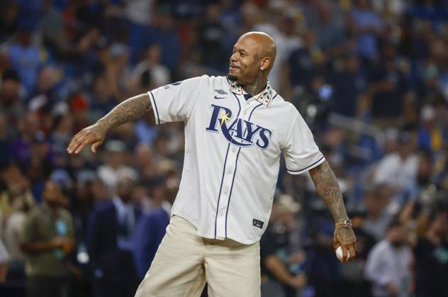 October 12, 2026, St. Petersburg, Florida, USA: Former Major League Baseball outfielder Carl Crawford throws the ceremonial first pitch before the start of Game 1 of the American League Championship Series between the Tampa Bay Rays and the Cleveland Guardians on Monday, Oct. 12, 2026, at Tropicana Field in St. Petersburg. Crawford played 15 seasons in MLB, Baseball Herren, USA from 2002 to 2016, including nine seasons with Tampa Bay, where he became known for his extraordinary speed, base stealing, and defensive ability. St. Petersburg USA - ZUMAs70_ 0869261729st Copyright: xDirkxShaddx