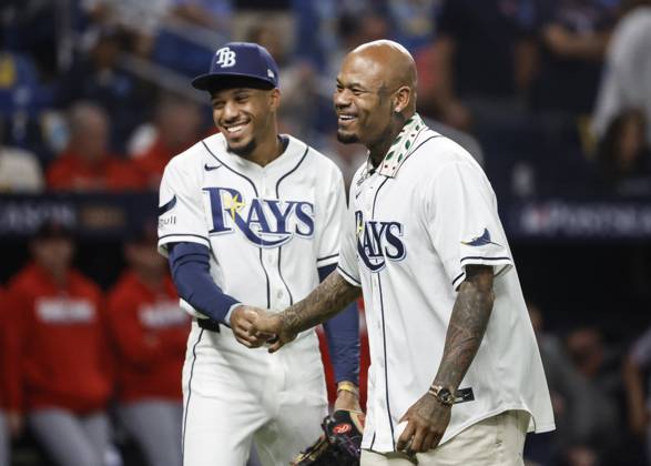 October 12, 2026, St. Petersburg, Florida, USA: Former Major League Baseball outfielder Carl Crawford leaves the field after throwing the ceremonial first pitch before the start of Game 1 of the American League Championship Series between the Tampa Bay Rays and the Cleveland Guardians on Monday, Oct. 12, 2026, at Tropicana Field in St. Petersburg. Crawford played 15 seasons in MLB, Baseball Herren, USA from 2002 to 2016, including nine seasons with Tampa Bay, where he became known for his extraordinary speed, base stealing, and defensive ability. St. Petersburg USA - ZUMAs70_ 0869261731st Copyright: xDirkxShaddx