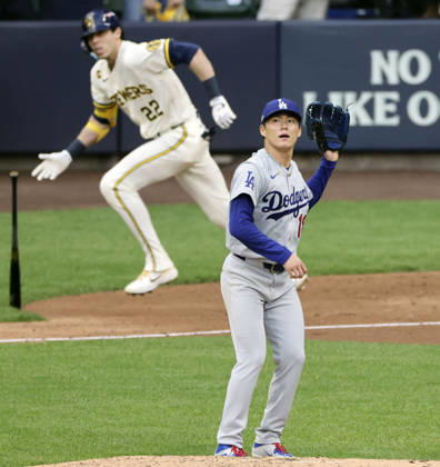 Baseball: Championship Series between Dodgers and Brewers Los Angeles Dodgers starter Yoshinobu Yamamoto reacts after giving up a two-run single by Milwaukee Brewers designated hitter Christian Yelich in the third inning of Game 2 of the National League Championship Series at American Family Field in Milwaukee, Wisconsin, on Oct. 12, 2026.  A14AA0005630717P