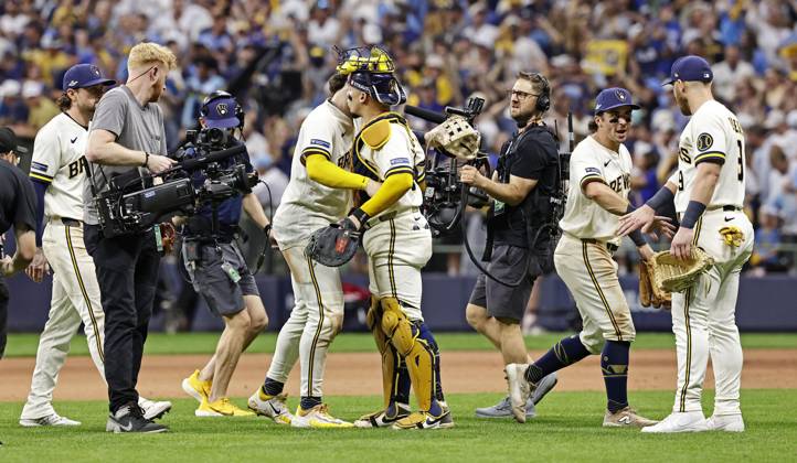 Baseball: Championship Series between Dodgers and Brewers Milwaukee Brewers players celebrate after beating the Los Angeles Dodgers in Game 2 of the National League Championship Series at American Family Field in Milwaukee, Wisconsin, on Oct. 12, 2026.  A14AA0005630726P
