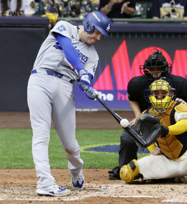 Baseball: Championship Series between Dodgers and Brewers Los Angeles Dodgers first baseman Freddie Freeman hits a sacrifice fly in the fifth inning of Game 2 of the National League Championship Series against the Milwaukee Brewers at American Family Field in Milwaukee, Wisconsin, on Oct. 12, 2026.  A14AA0005630730P