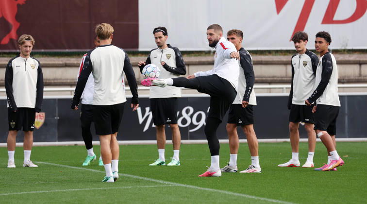 October 13, 2026, Germany, Stuttgart, VfB Stuttgart soccer practice, Jeff Chabot with the ball