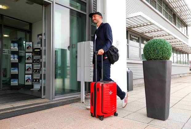 October 13, 2026, Stuttgart, Soccer: UEFA Champions League, 2026–2027 season, VfB Stuttgart flies to Bratislava, departure, Fabian Bredlow