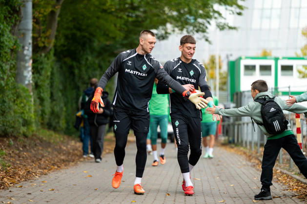 October 13, 2026, GER, Soccer, Men s, 1st Bundesliga, 2026–2027 season, Practice, SV Werder Bremen, Karl Hein, Werder Bremen, 01, Stefan Smarkalev, Bremen, 37, high-fiving a fan at the Werder Bremen training facility, Weserstadion, Bremen, Germany Copyright: xNordphoto Memmlerx