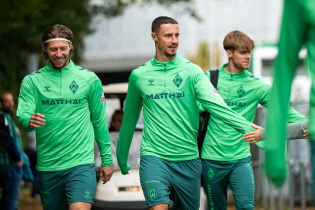 13.10.2026, GER, Fussball, Herren, 1. Bundesliga, Saison 2026 2027, Training, SV Werder Bremen Mitchell Weiser ( Werder Bremen, 08 ), Marco Friedl ( Werder Bremen, 32 ), dahinter Mick Schmetgens ( Werder Bremen, 33 ), klatschen mit Fans ab Bremen Trainingsgelände Weserstadion Bremen Deutschland Copyright: xNordphoto Memmlerx