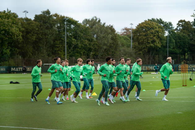 13.10.2026, GER, Fussball, Herren, 1. Bundesliga, Saison 2026 2027, Training, SV Werder Bremen Senne Lynen ( Werder Bremen, 14 ), Mitchell Weiser ( Werder Bremen, 08 ) , Mick Schmetgens ( Werder Bremen, 33 ), Paul Erevbenagie ( Werder Bremen, 38 ), Ludovit Reis ( Werder Bremen, 15 ), Youri Regeer ( Werder Bremen, 44 ), Chuki ( Werder Bremen, 20 ), Niclas Füllkrug ( Werder Bremen, 10 ) und Team beim Laufen Bremen Trainingsgelände Weserstadion Bremen Deutschland Copyright: xNordphoto Memmlerx