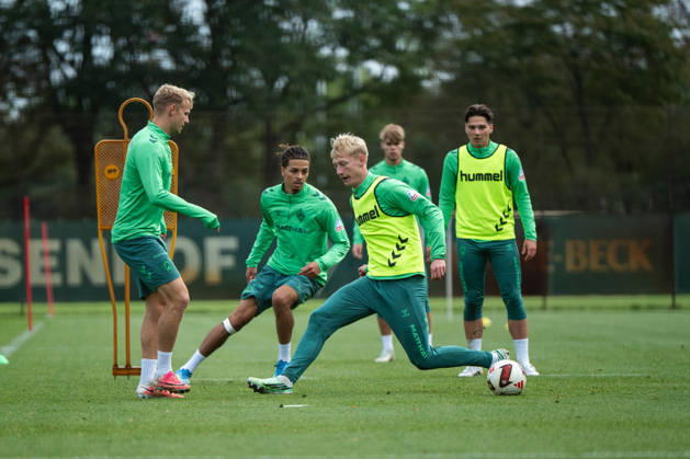 October 13, 2026, GER, Soccer, Men s, 1st Bundesliga, 2026–2027 season, Practice, SV Werder Bremen’s Oskar Wojcik (Bremen, No. 03) in a tackle with Marco Grüll (Werder Bremen, No. 17) at the Werder Bremen training facility at Weserstadion in Bremen, Germany Copyright: xNordphoto Memmlerx