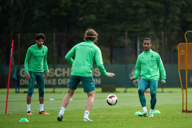 October 13, 2026, GER, Soccer, Men s, 1st Bundesliga, 2026–2027 season, Training, SV Werder Bremen: Arthur (Werder Bremen), 13; Eren Dinkci (Werder Bremen), 18; previously Mitchell Weiser (Werder Bremen), 08; Bremen Training Facility, Weserstadion, Bremen, Germany Copyright: xNordphoto Memmlerx