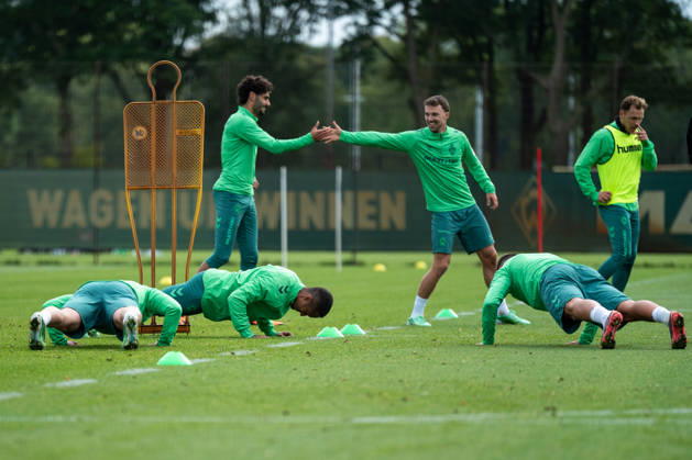October 13, 2026, Germany, Soccer, Men s, Bundesliga 1, 2026–2027 Season, Training, SV Werder Bremen: Arthur (13) and the team are doing push-ups; behind them, Eren Dinkci (18) and Youri Regeer (44) are high-fiving at the Werder Bremen training facility, Weserstadion, Bremen, Germany Copyright: xNordphoto Memmlerx